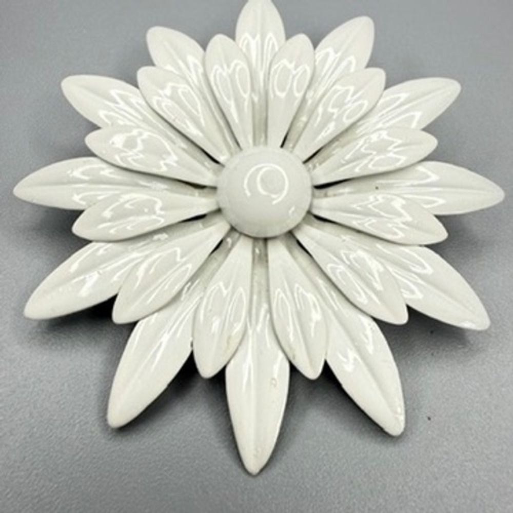 Vintage White Enamel Flower Brooch c. 1960s 3.5" Large Mod Pop Art - Picture 3 of 8